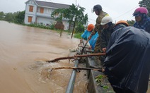 Phú Yên: đi xem nước lũ, 1 người bị cuốn mất tích