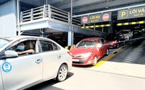 Xe công nghệ đón khách từ sân bay Tân Sơn Nhất: Khó đón xe, phải trả thêm 25.000 đồng
