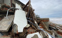 Sau bão, villa, nhà hàng dọc biển Hội An bị sóng đánh toác, sụp đổ