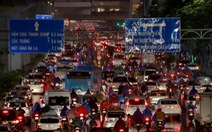 Hà Nội mưa lớn, nhiều nơi tắc đường cả tiếng