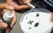 'Thuốc xịt’ biến vật thể bất kỳ thành robot tí hon