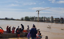 Cảnh cáo nhà thầu đập dâng để 38 công nhân kêu cứu giữa sông Trà Khúc