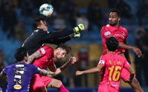 Văn Hậu và Tấn Trường cùng mắc lỗi dẫn đến bàn thua của Hà Nội FC