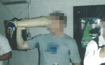 Guardian công bố ảnh binh sĩ Úc uống bia từ chân giả của binh sĩ Taliban