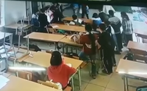 Cha học sinh lao vào lớp đấm đá một học sinh lớp 6 đánh nhau với con mình