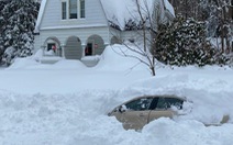 Giải cứu người đàn ông bị kẹt 10 tiếng trong xe dưới 1m tuyết ở New York