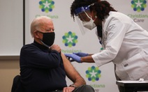 Ông Biden tiêm vắc xin phòng dịch, ghi nhận công lao của ông Trump