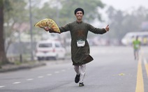 Mặc áo dài chạy marathon ở Huế: Có phi thể thao, có phản cảm?