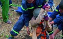 Đu dây giải cứu người phụ nữ ngã xuống giếng hoang sâu 15m