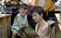 Khoảnh khắc đẹp: Mẹ đọc sách cùng con