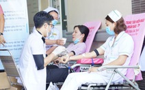 Hàng trăm y, bác sĩ hiến máu cứu người trong mùa dịch