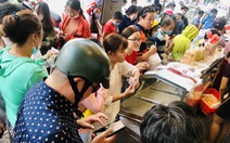 Xếp hàng dài chờ mua bánh mì thanh long 'giải cứu' nông sản Việt