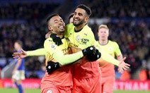 Aguero sút hỏng penalty, Jesus giúp Man City khuất phục Leicester tại King Power