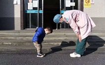 Cậu bé cúi chào cô y tá trước cổng bệnh viện, gọi cô là 'Mẹ y tá'