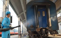 Cảnh khử trùng nguyên một đoàn tàu lửa trước khi chở khách ở ga Sài Gòn