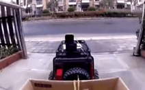 Video: Dùng xe điều khiển từ xa để mua thức ăn trong mùa dịch corona