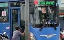 Tạm đình chỉ tài xế xe buýt cự cãi, xô xát với người đi đường