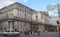 Ngân hàng Trung ương Anh lần đầu tiên giảm lãi suất kể từ năm 2016