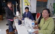 Phụ nữ vùng biên may hàng ngàn khẩu trang vải phát miễn phí cho dân