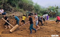 Thầy cô tranh thủ 'nghỉ dịch' 'san đồi mở lớp' cho bản xa