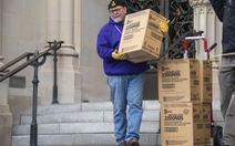 'Khai quật' 5.000 khẩu trang bị lãng quên dưới hầm mộ ở Washington