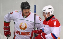 Kêu gọi dân 'không cần sợ' COVID-19, Tổng thống Belarus ra sân thi đấu khúc côn cầu