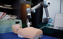Trung Quốc chế cánh tay robot giúp khám bệnh nhân COVID-19