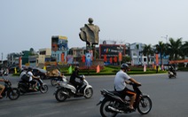 Đường phố Đà Nẵng vẫn đông người và xe trong ngày đầu cách ly xã hội