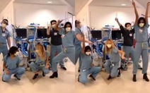 Bác sĩ nhảy điệu 'bắt chân' thay vì bắt tay cổ vũ mọi người chống dịch