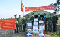 Quân khu 7 tặng quà chiến sĩ  chống dịch COVID-19 tuyến biên giới Campuchia