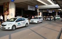 Dừng taxi, hành khách chủ động xe cộ từ sân bay Nội Bài về