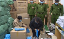 Đồ bảo hộ y tế, khẩu trang, nước sát khuẩn chất đầy một nhà ở Hà Nội