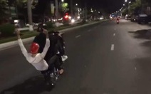 ‘Quái xế’ bốc đầu xe trên phố Đà Nẵng, đồng bọn quay clip tung lên mạng