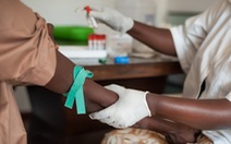 Mải lo chống COVID-19, nửa triệu bệnh nhân AIDS châu Phi có thể tử vong