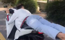 Thanh niên ‘thể hiện’ vừa nằm vừa lái xe máy bị phạt hơn 4 triệu đồng
