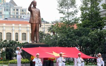 Lãnh đạo TP.HCM chào cờ kỷ niệm 130 năm ngày sinh Bác Hồ