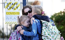 New Zealand áp dụng ‘hôn rồi đi’ cho học sinh