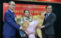 Phó bí thư Thành ủy Võ Thị Dung nhận huy hiệu 40 năm tuổi Đảng