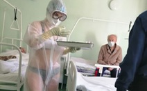 Y tá mặc đồ lót nhìn 'xuyên thấu' qua đồ bảo hộ khi chăm sóc bệnh nhân