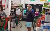 Tổng thống Bồ Đào Nha ra siêu thị cũng xếp hàng như mọi người