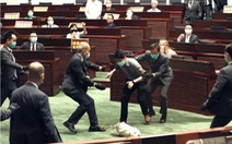 Nghị sĩ Hong Kong ném rau củ thối khi tranh luận về dự luật quốc ca Trung Quốc