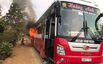 Dân tưới cà phê phụ dập lửa xe khách đang cháy dữ dội