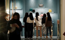 Hàn Quốc nới lỏng chống dịch, người dân đổ xô đi mua sắm