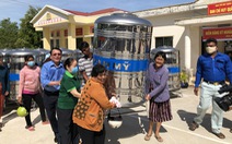 Trao 200 bồn chứa nước inox cho người dân bị ảnh hưởng hạn mặn ở Sóc Trăng