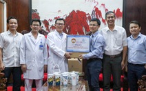Công ty Minh Long I tặng 3.000 ly sứ mang thông điệp phòng, chống COVID-19 cho y, bác sĩ