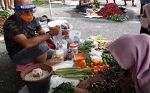 Quan chức Indonesia giả làm người bán rau để dạy dân giữ giãn cách xã hội