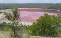Hồ nước chuyển từ xanh sang hồng chỉ sau một đêm