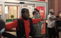 Video người biểu tình Mỹ giăng ngang trước cửa hàng chặn kẻ hôi của
