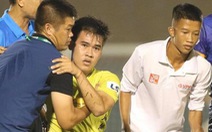 Cầu thủ Hà Nội FC bị ném lên cáng ở sân Bình Dương dính chấn thương nghỉ 1 tháng