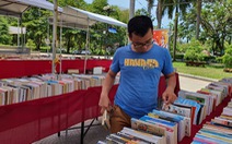 Sách lậu bán công khai ở hội sách giữa thành phố Huế